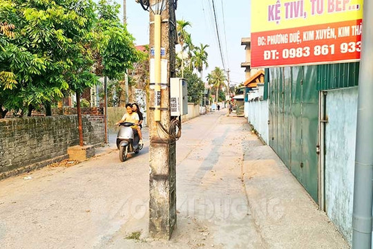 Loạt cột điện nằm giữa đường xóm